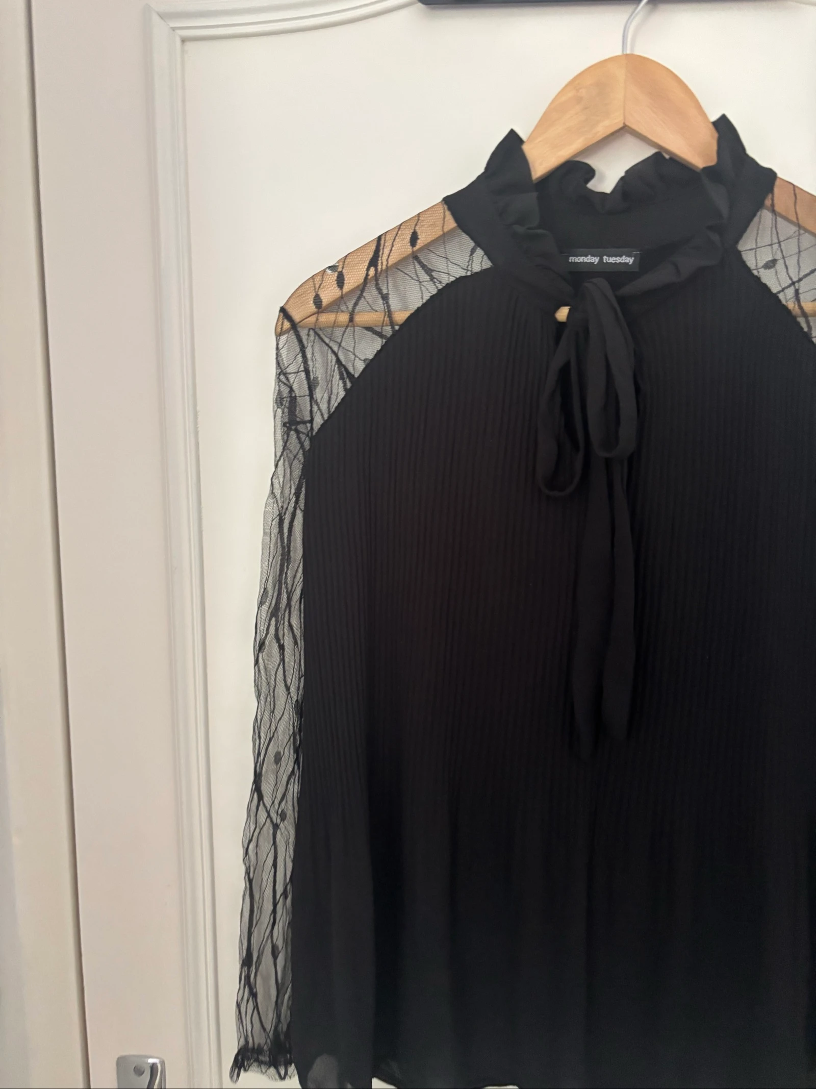 155/ Blusa negra con mangas de encaje y cuello con lazo - Monday Tuesday - Talla 38 – photo 2